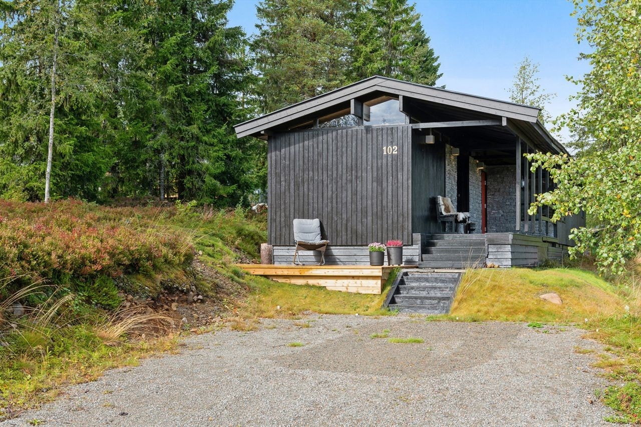 Gruset innkjøring og adkomst via et praktisk, overbygget inngangsparti. Galleribilde