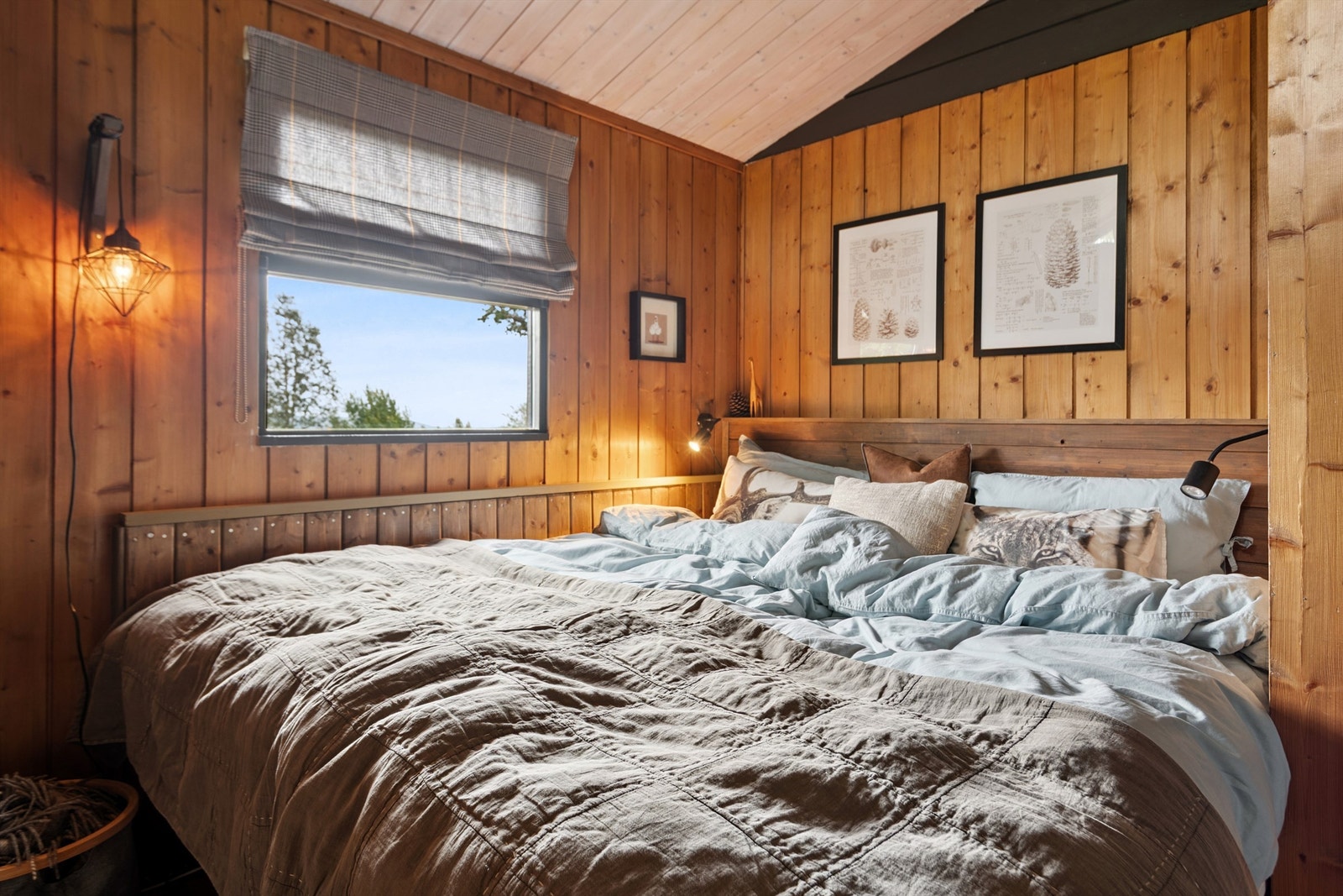 Et av hyttas tre soverom, med en rolig og behagelig atmosfære. Galleribilde