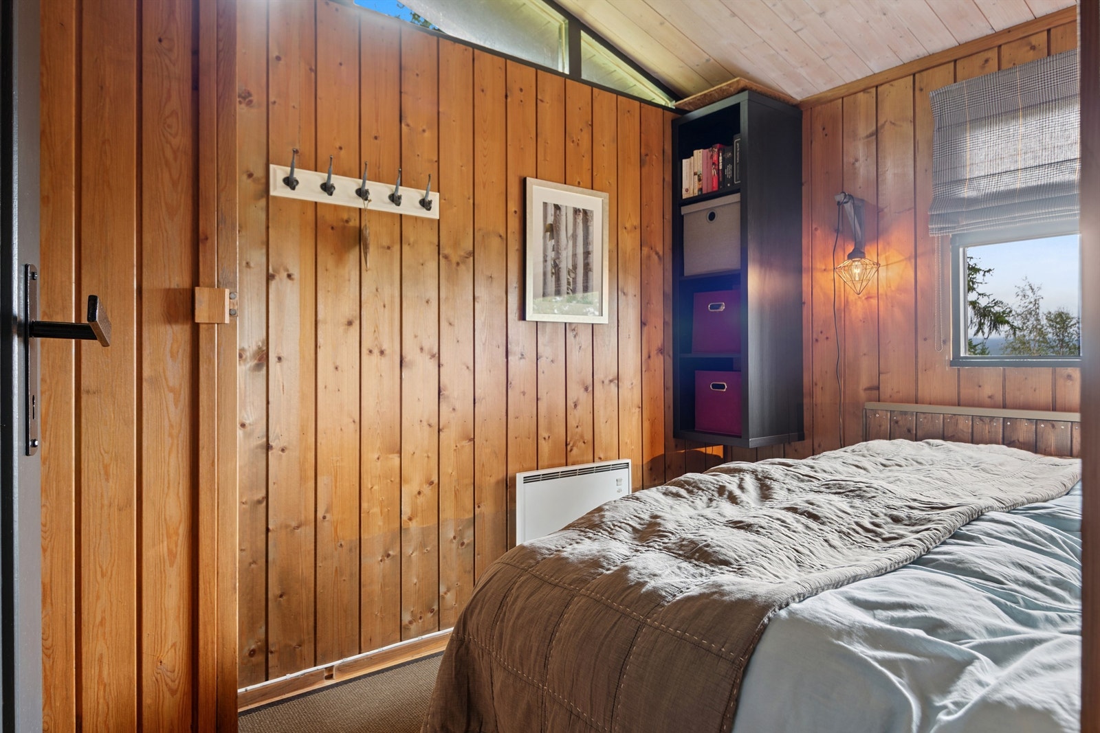 Soverommet har sjarmerende trepanel og gode innredningsmuligheter. Galleribilde