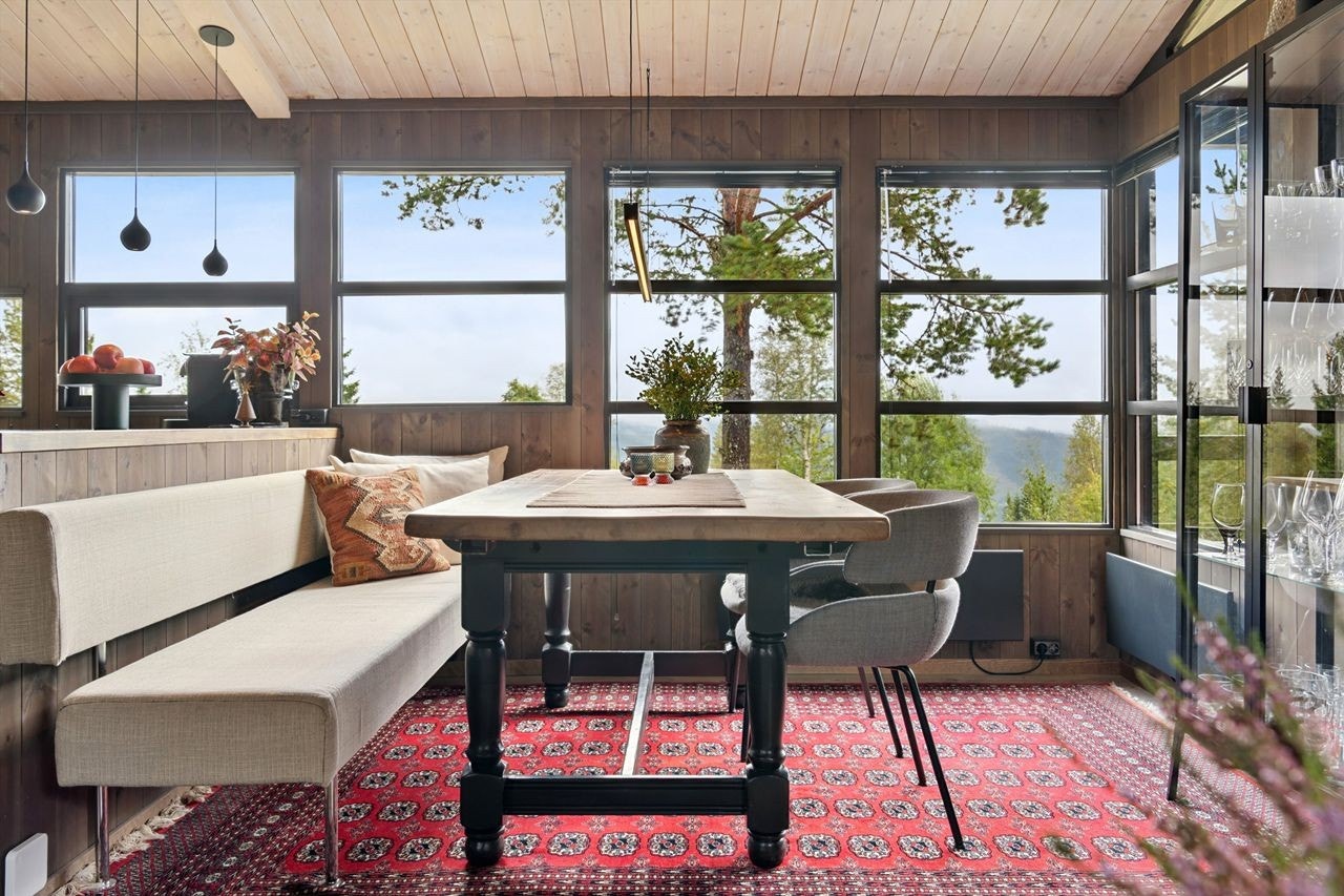 Store vindusflater i spisestuen rammer inn den flotte naturen utenfor. Galleribilde