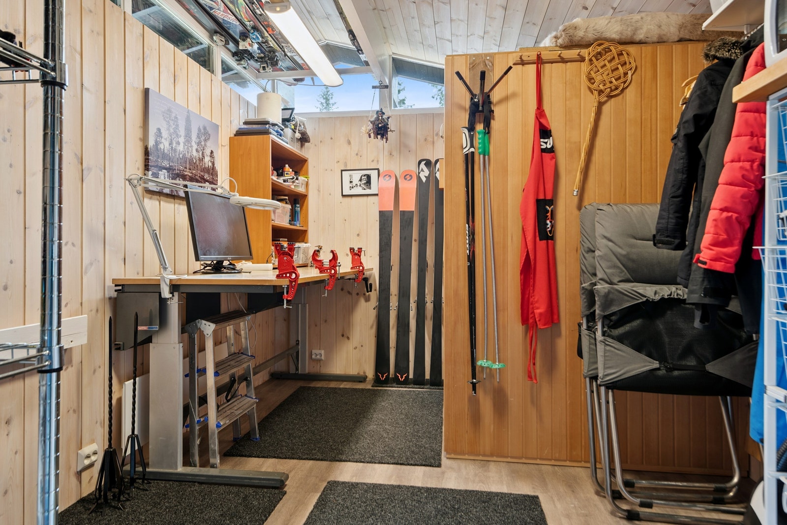 Praktisk smørebod fra 2015, perfekt for ski-preparering og utstyr. Galleribilde