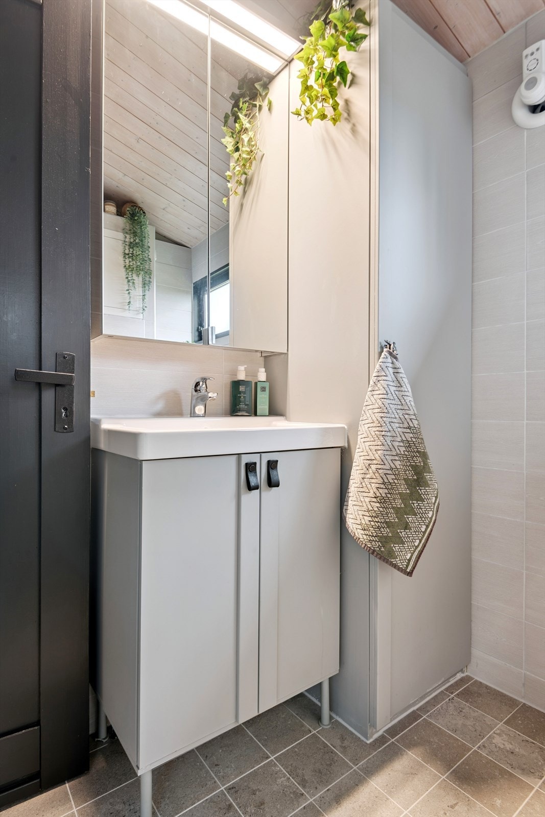 Badet ble rehabilitert i 2012 og har en stilren servantinnredning. Elektrisk gulvvarme. Galleribilde