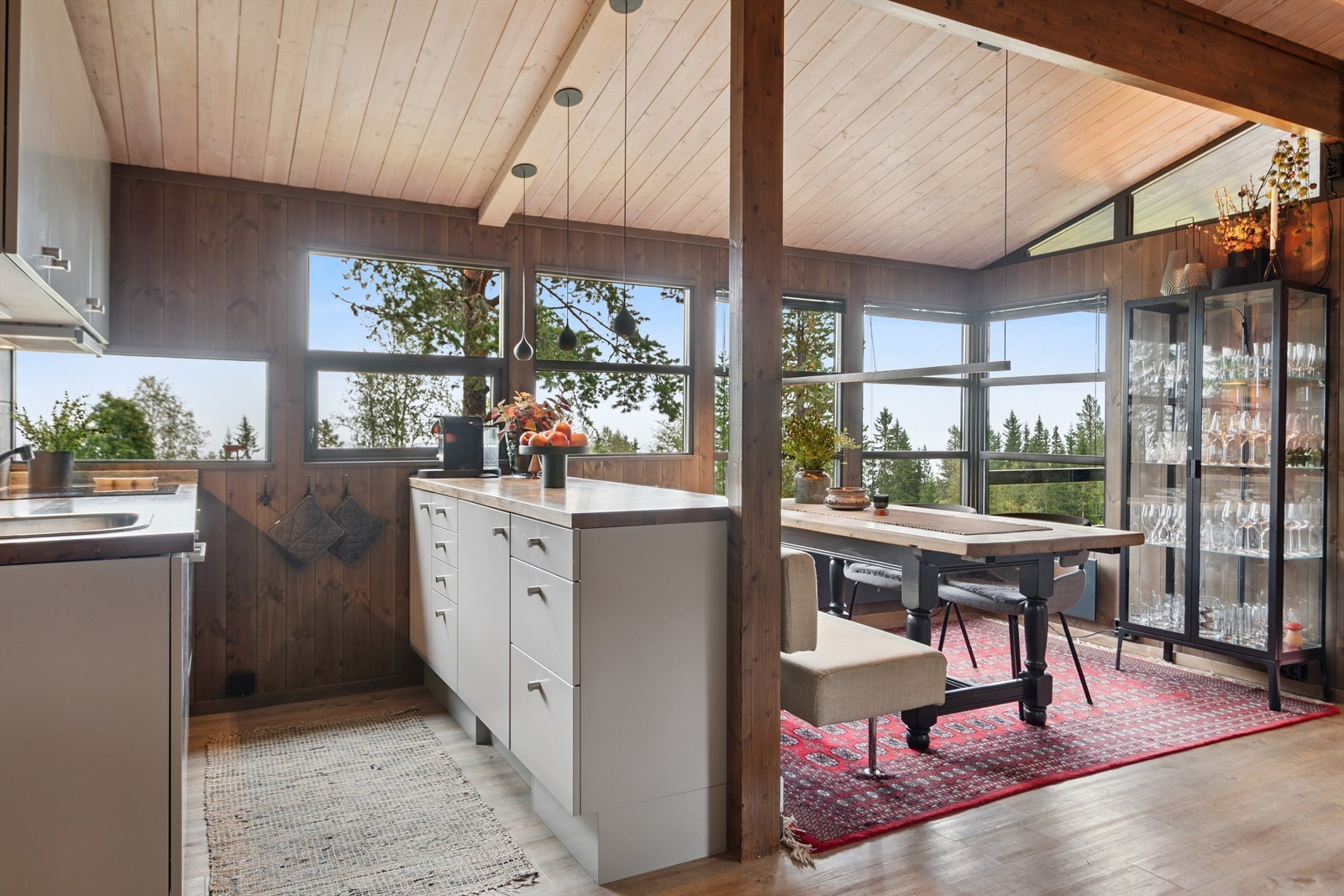 Lys og trivelig spiseplass hvor man kan samle familie og venner. Galleribilde