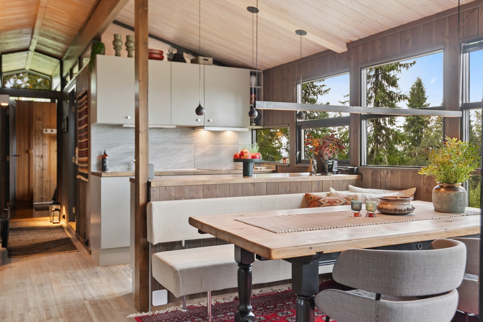 God flyt mellom kjøkkenet, spiseplassen og stuen i hyttas sosiale sone. Galleribilde