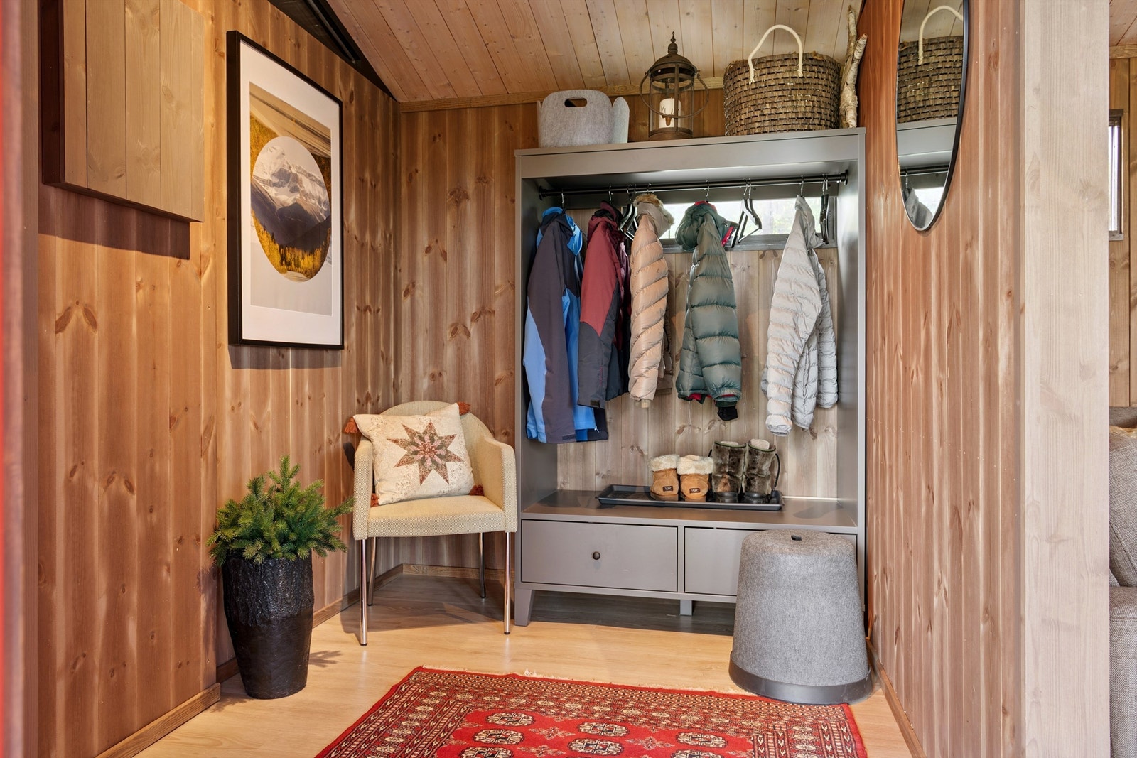 Innbydende entré med god plass til oppbevaring av yttertøy og sko. Galleribilde