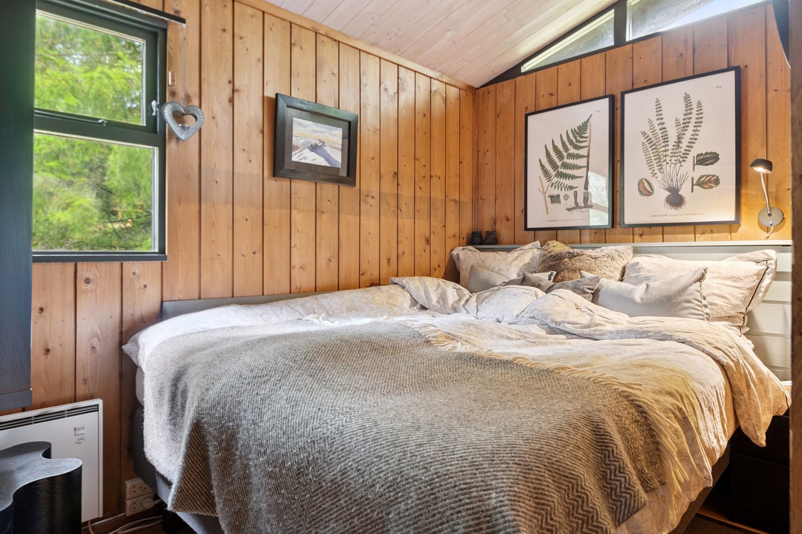 Lunt hovedsoverom med plass til dobbeltseng og oppbevaring. Galleribilde