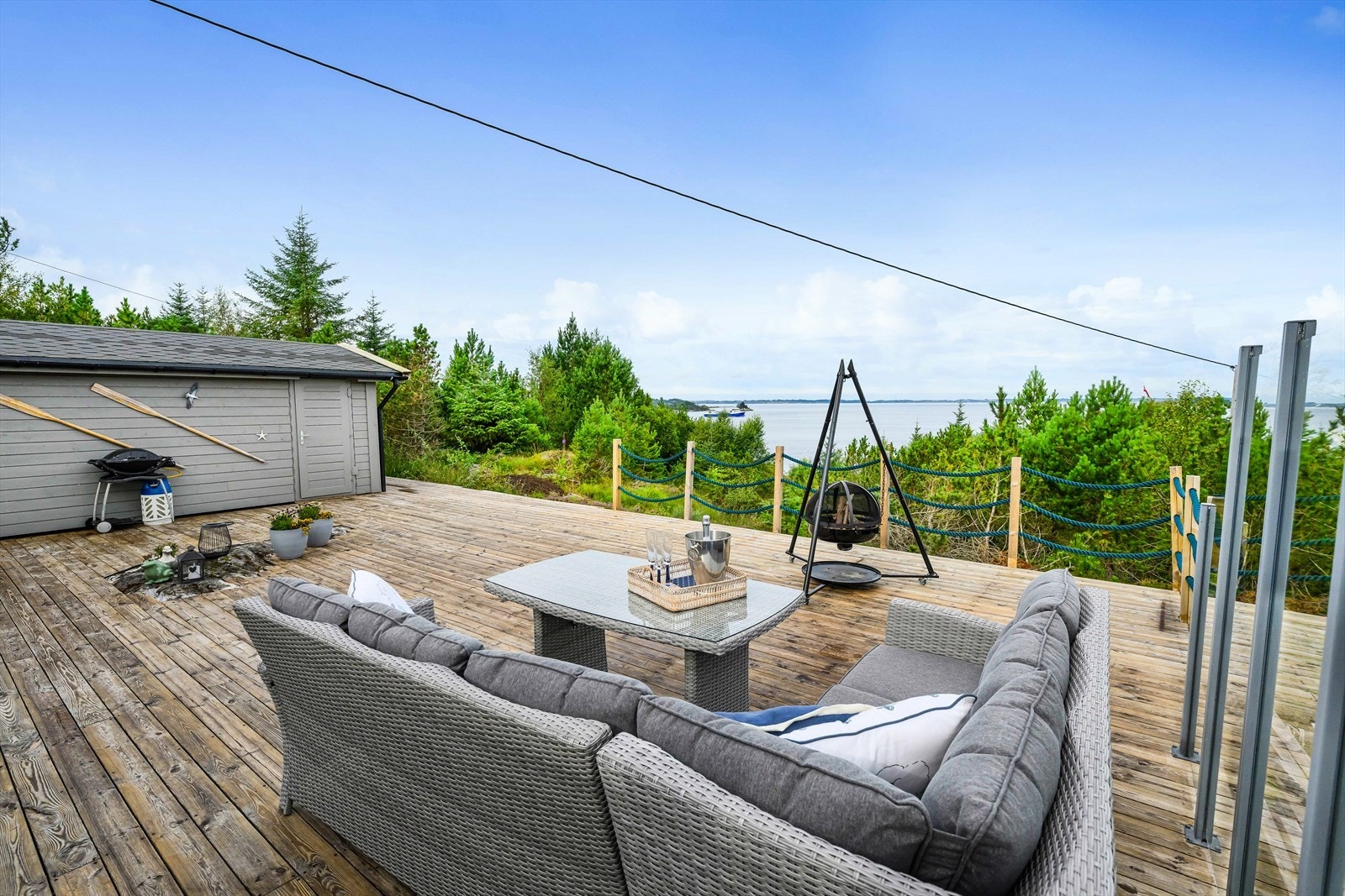 Hytten har en stor solrik terrasse på hele 125 kvm, med svært gode sol- og utsiktsforhold. Galleribilde