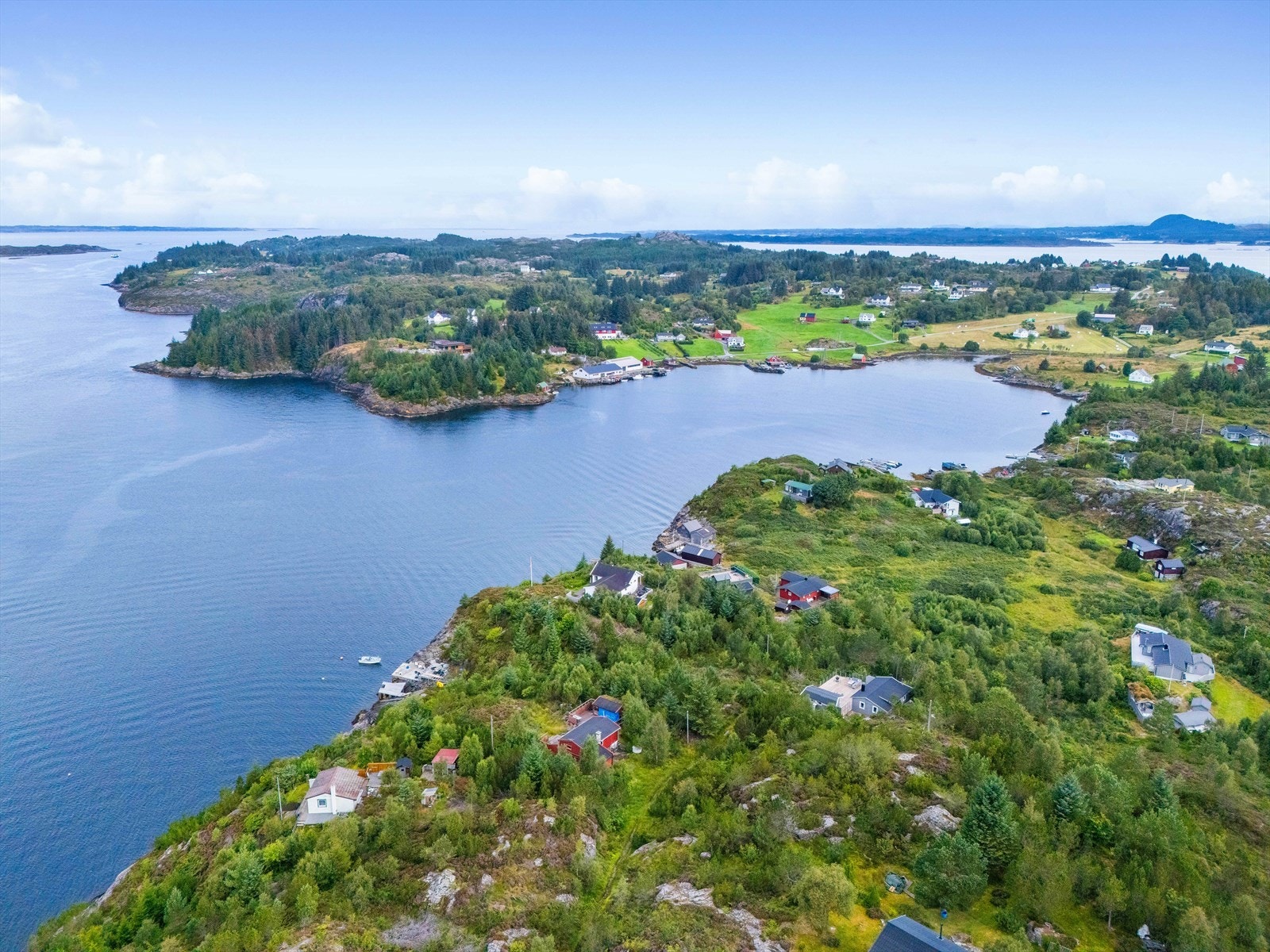 Hytten har en idyllisk beliggenhet med nydelige sol- og utsiktsforhold. Galleribilde