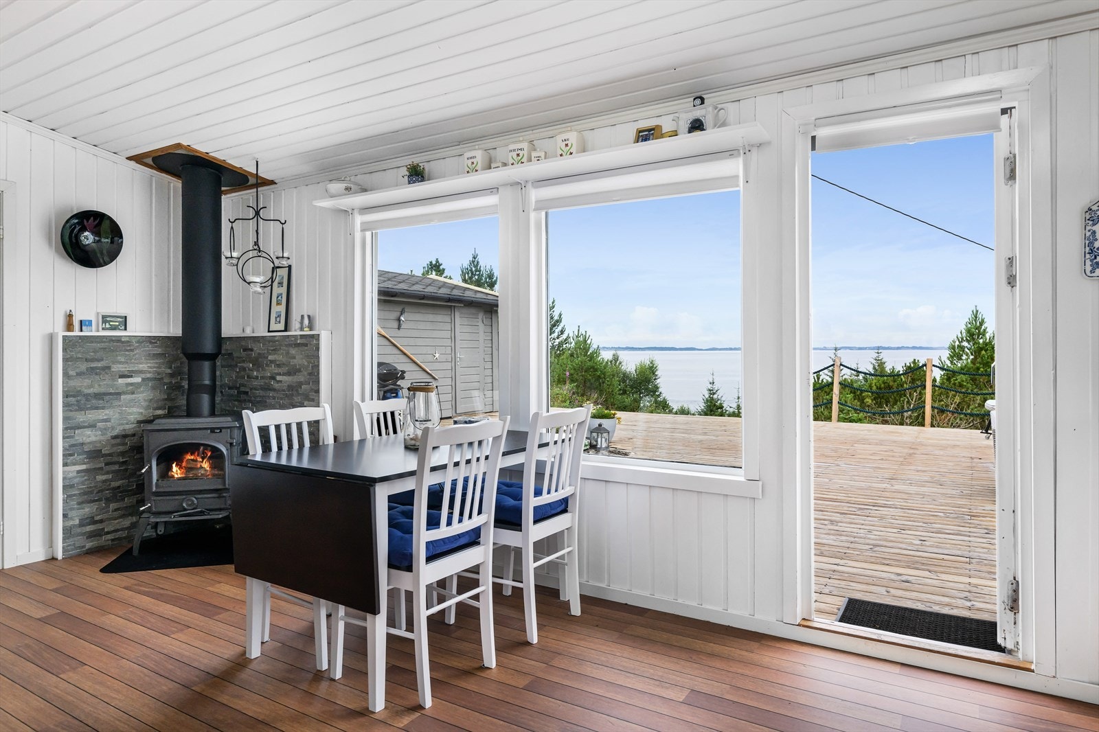 Fra stuen er det direkte utgang til solrik terrasse på ca 125 kvm med nydelige utsiktsforhold. Galleribilde