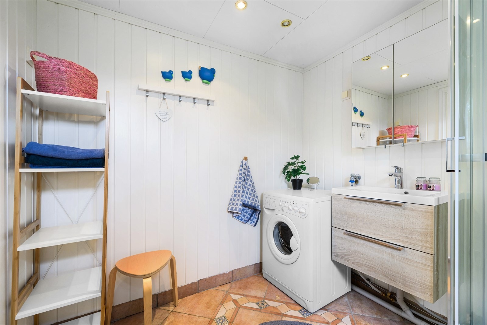Praktisk bad med opplegg for vaskemaskin. Galleribilde
