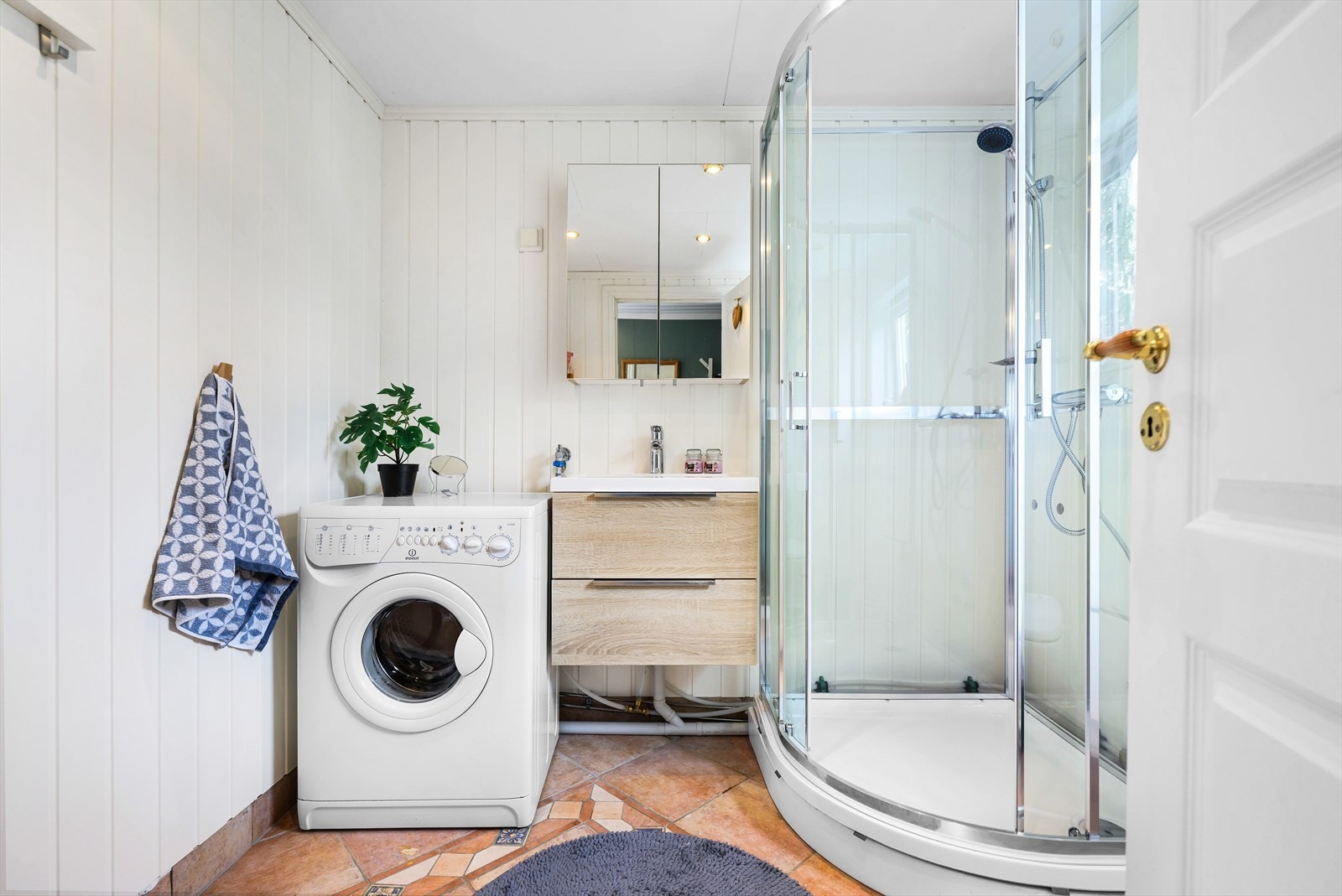 Badet har fliser på gulv og panel på vegg. Nyere møblement fra 2019. Galleribilde