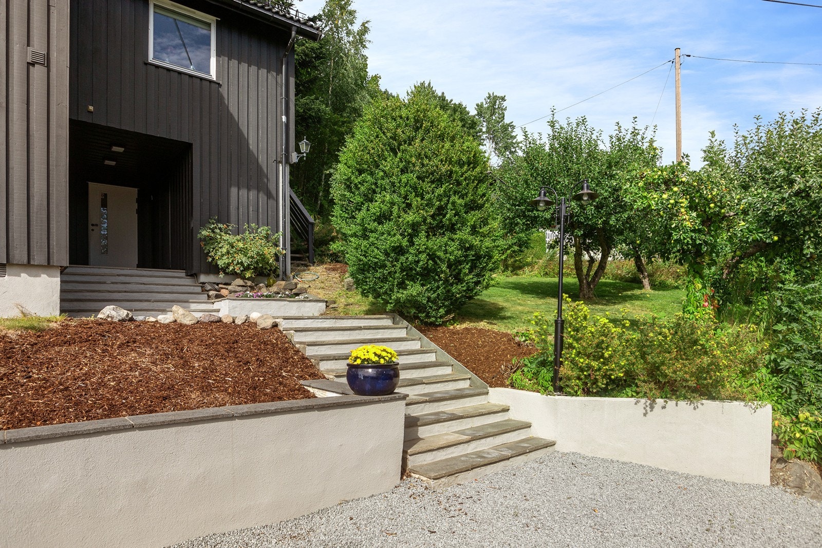 Inngangsparti med murt trapp og skiferheller Galleribilde