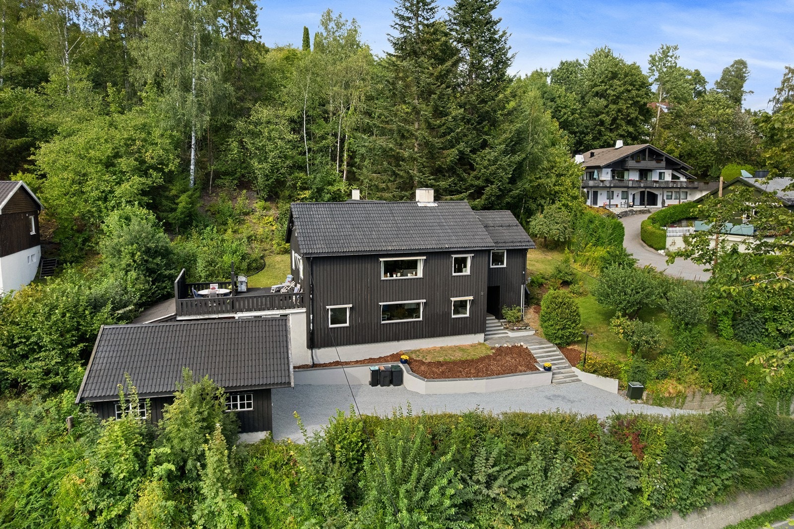 Høyt og fritt, med fint utsyn. Naturtomt på oversiden av huset Galleribilde
