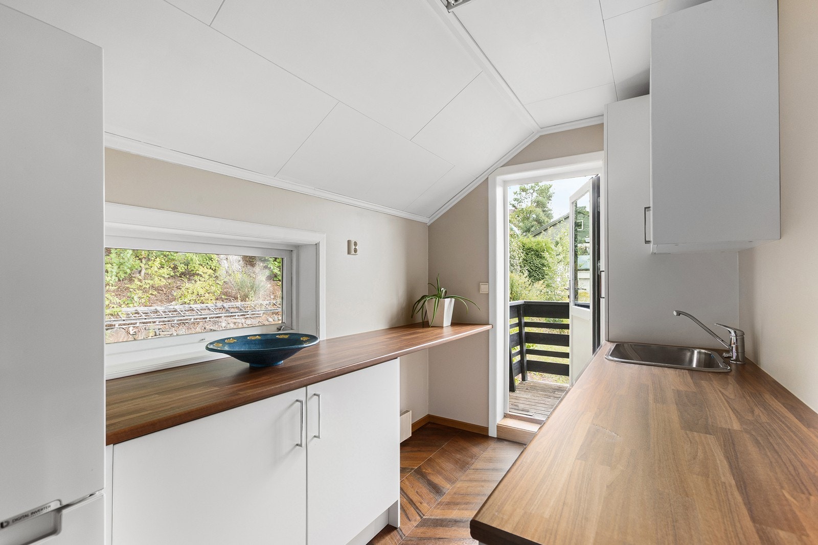 Grovkjøkken med opplegg for vaskemaskin Galleribilde