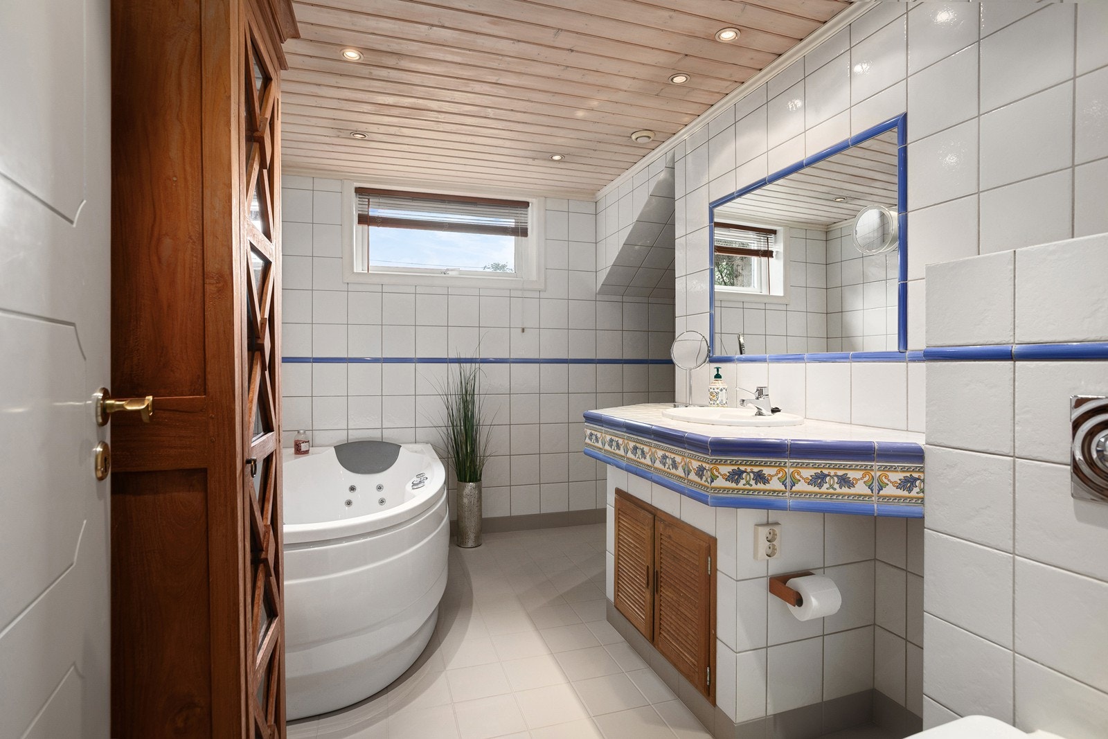 Hovedbad med boblebadekar Galleribilde