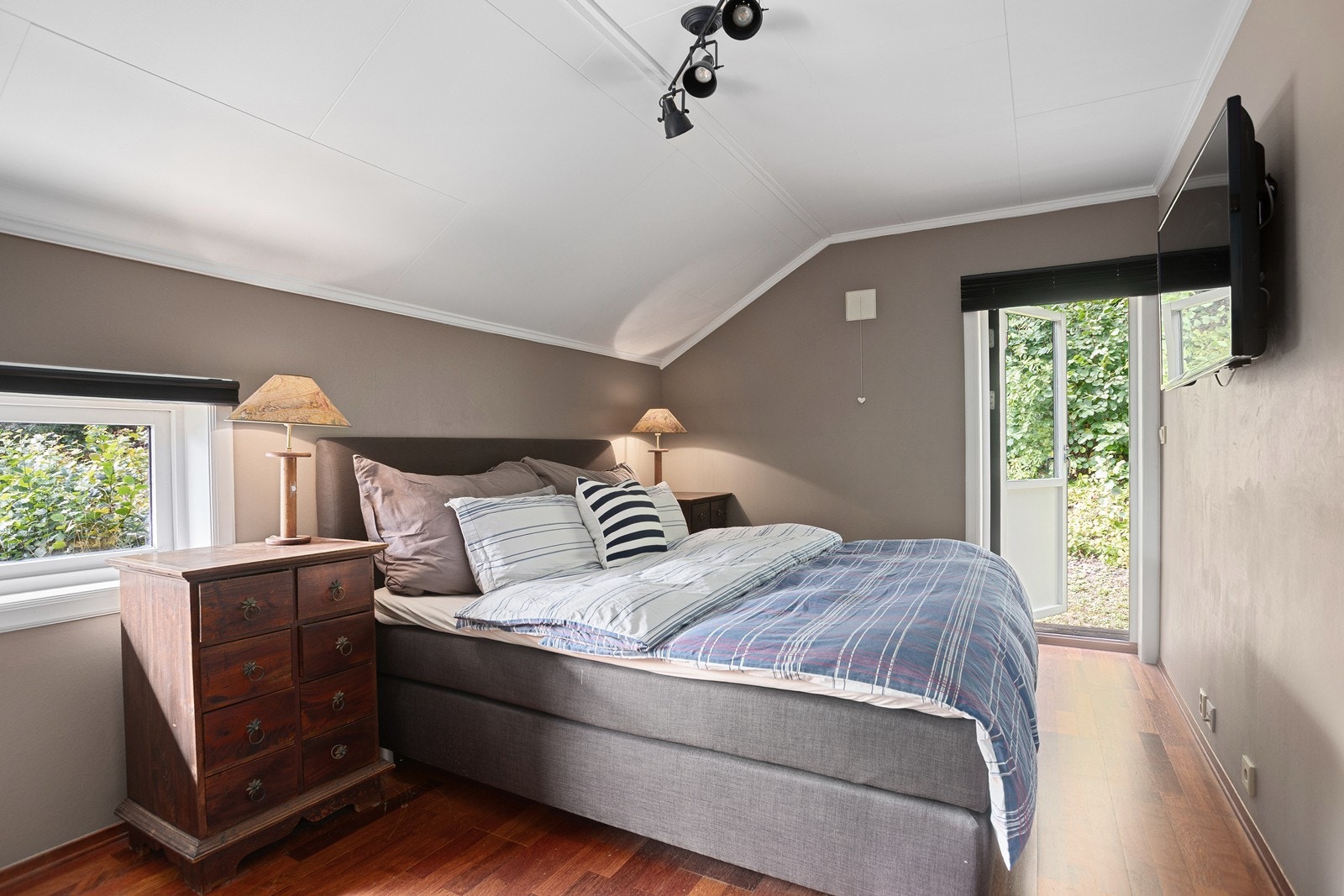 Soverom 2, med utgang til have Galleribilde