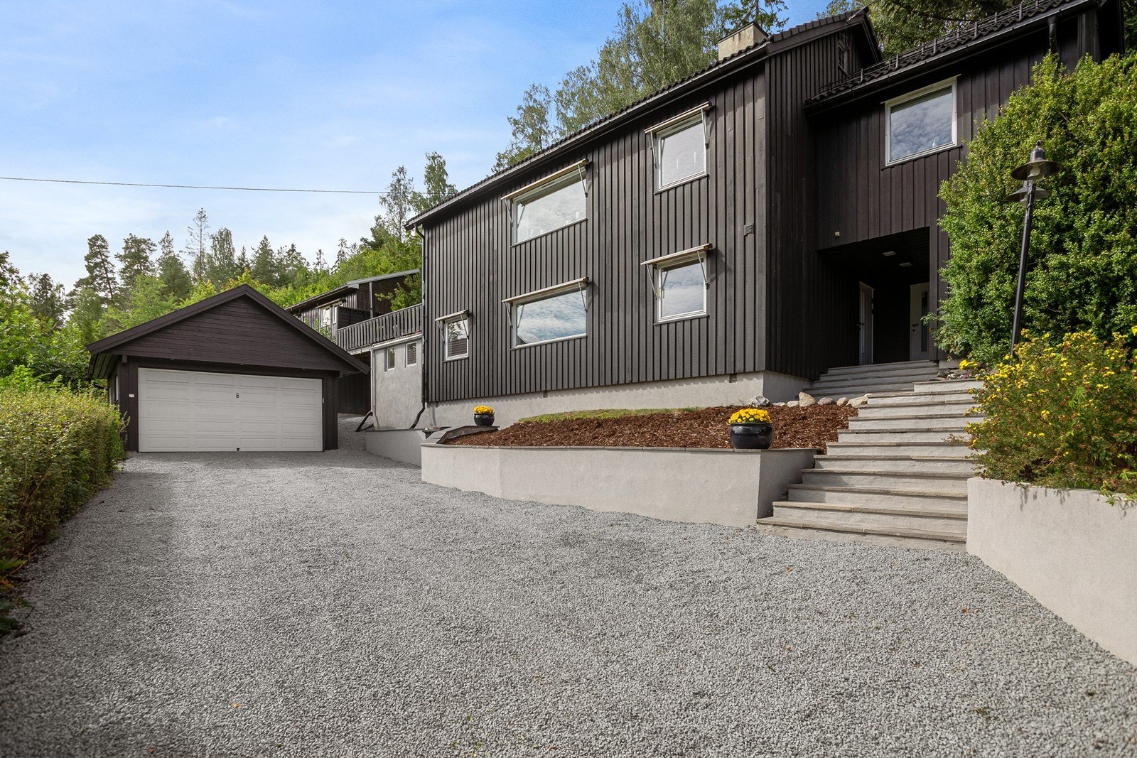 Fasade og gårdsplass. Inngangsparti til hoveddel og hybelleilighet Galleribilde