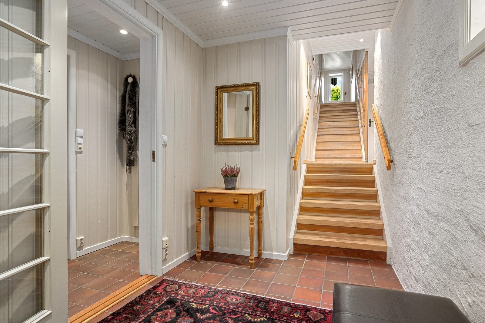 Trapp opp mot hovedplan og peisestue Galleribilde