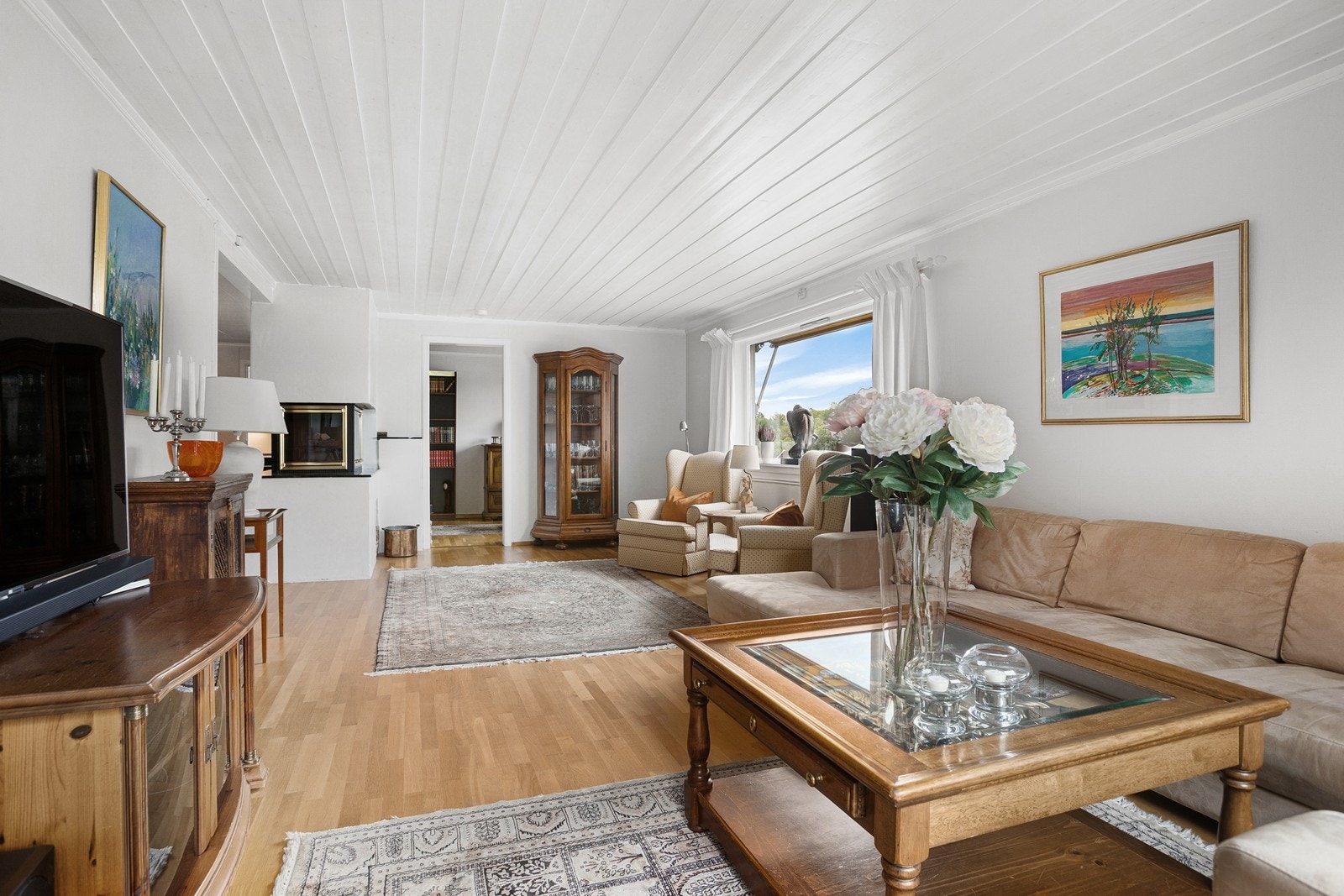 Stue med peis ,som er synlig fra mange vinkler Galleribilde