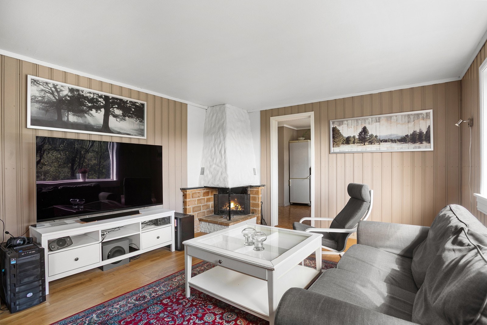 Stue med peis i hybeldel Galleribilde