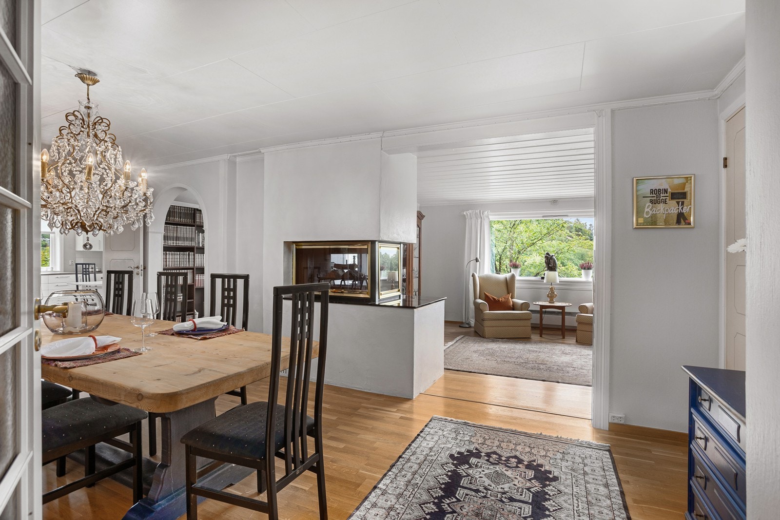 Spisestue mot stue og kontor Galleribilde