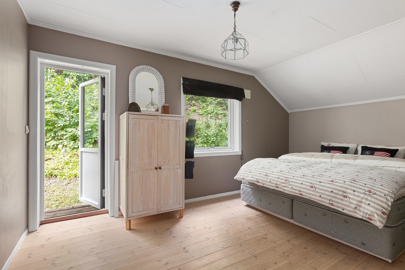 Soverom 1, med utgang til have Galleribilde