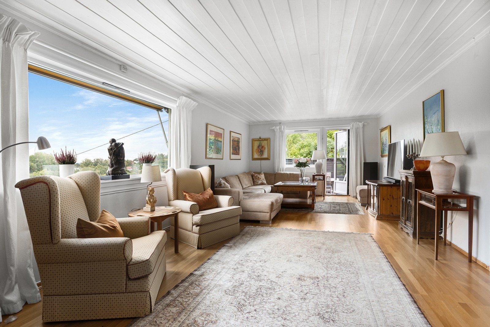 Utgang til stor terrasse fra stuen Galleribilde