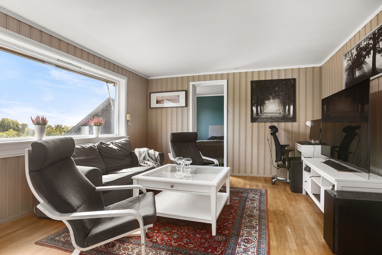 Stue i hybeldel sett inn mot soverom. Fint utsyn Galleribilde