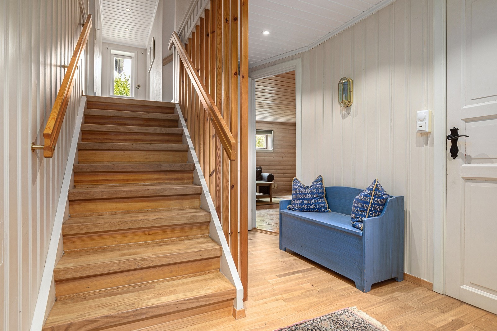 Gang inn mot peisestue. Badstue og bad til høyre Galleribilde