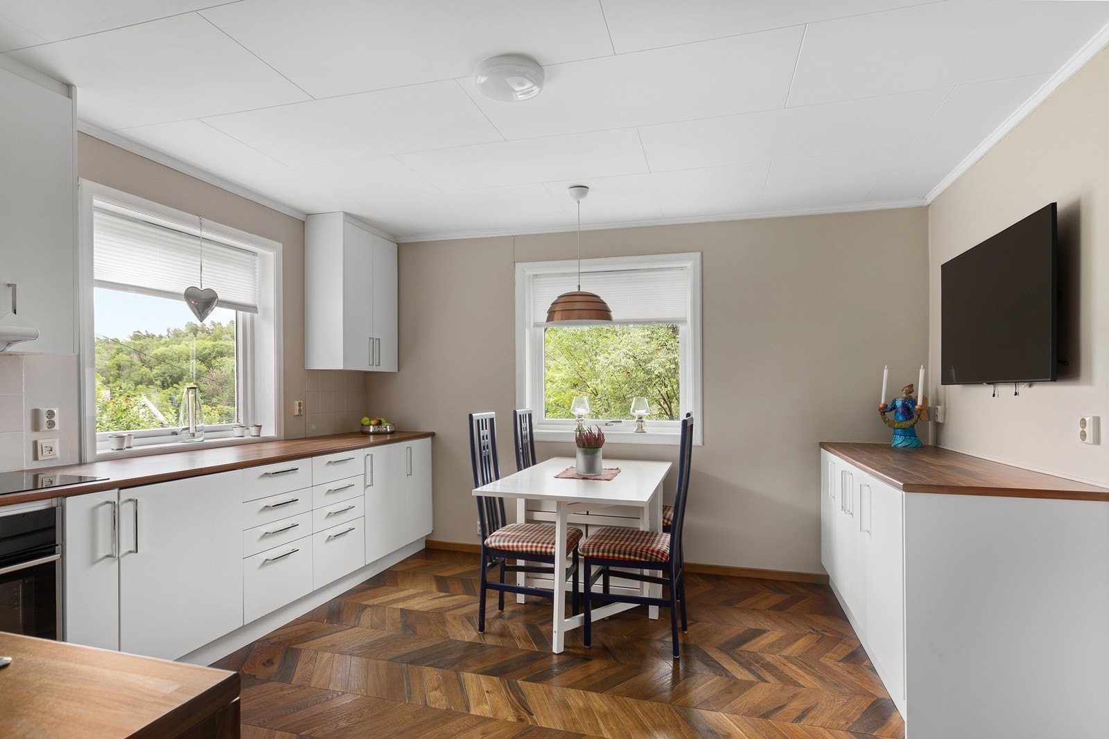 Nyere kjøkken med spiseplass Galleribilde