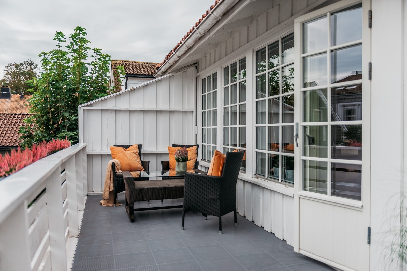 Hyggelig uteplass for morgenkaffen Galleribilde