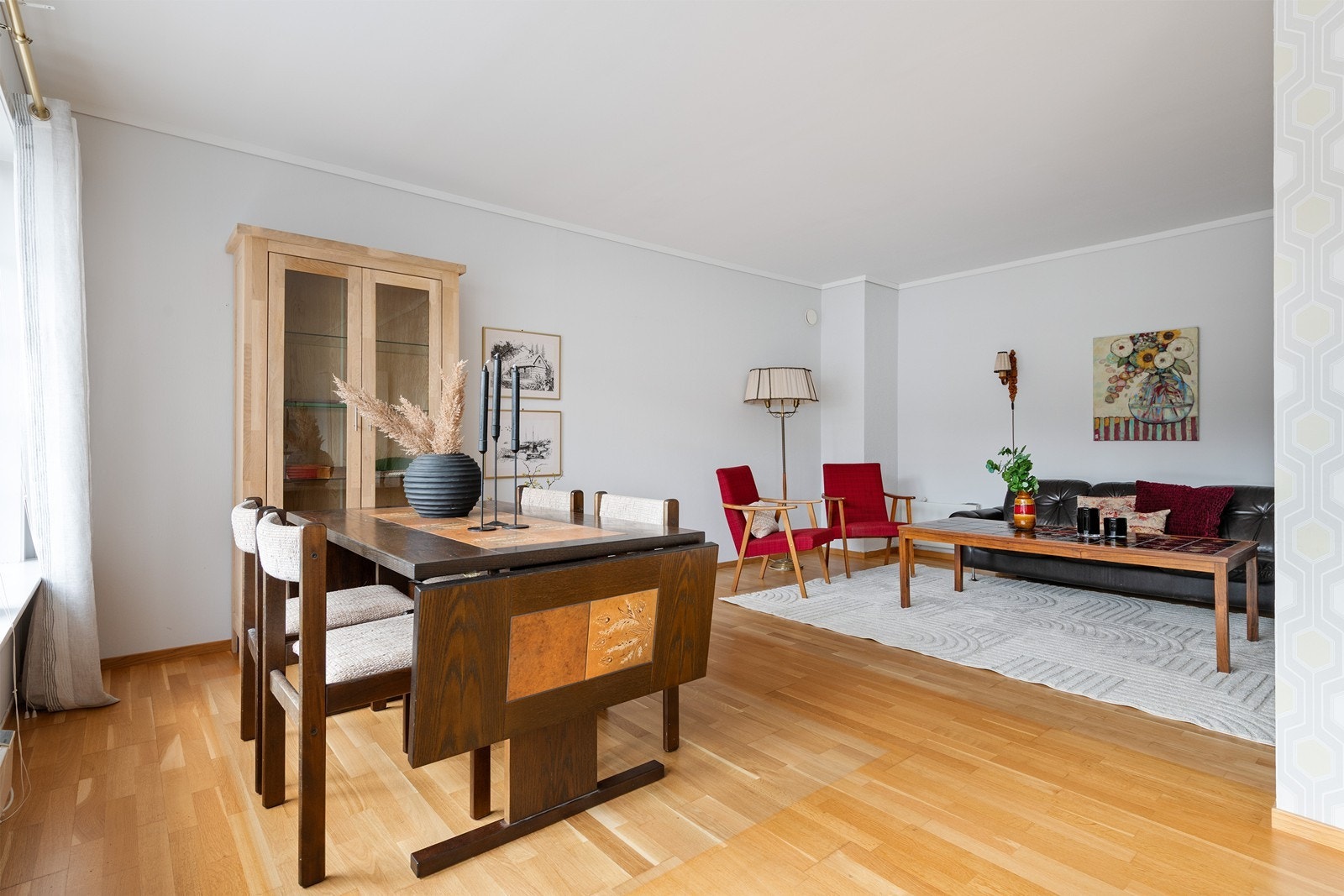 Her har du plass til et større bord dersom det skal skal inviteres gjester eller du har en stor familie Galleribilde