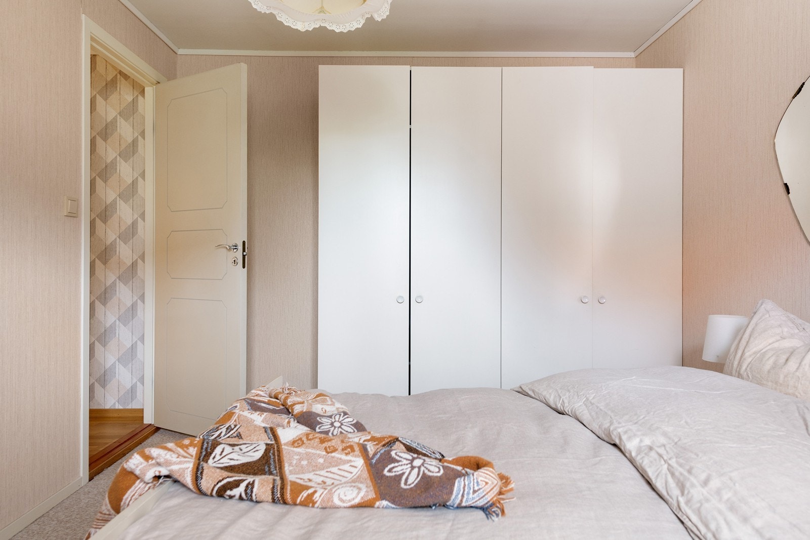 På soverommet står det store skap med god lagringsplass Galleribilde