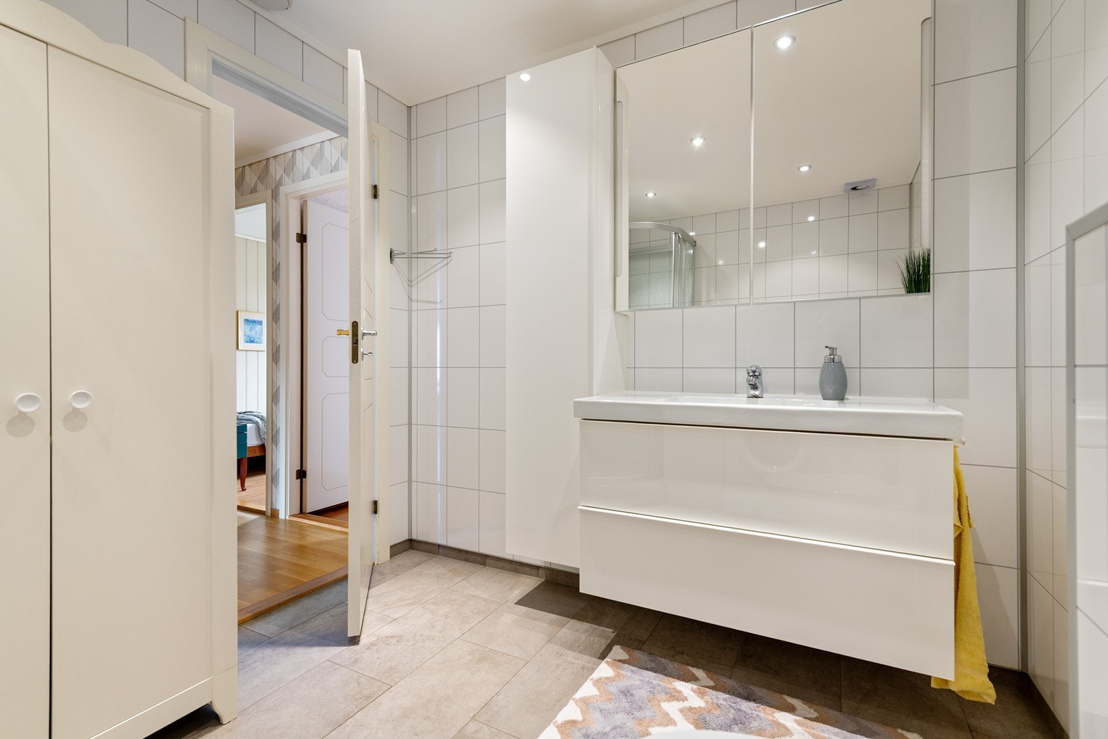 Flisbelagt og moderne baderom med stor servant Galleribilde