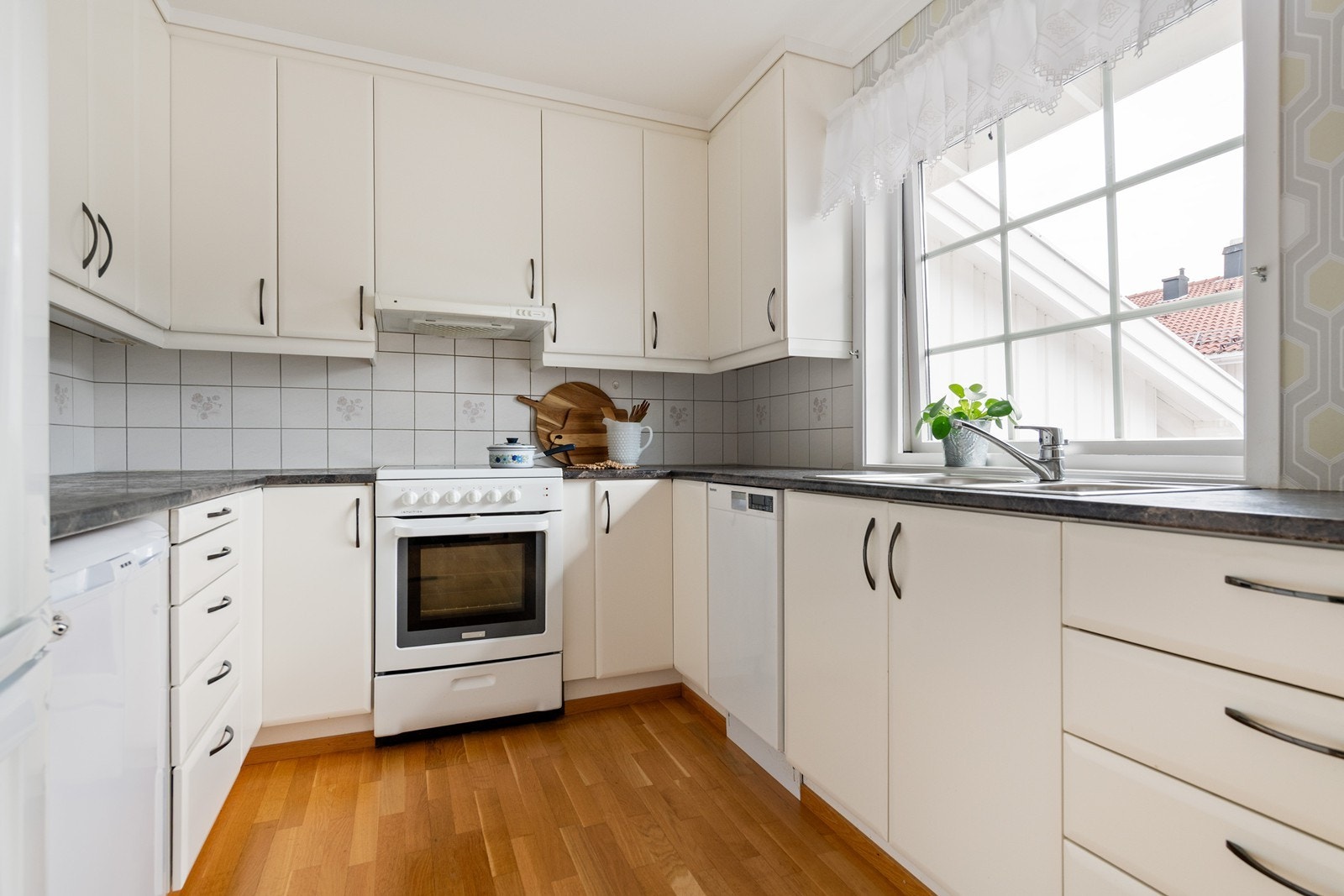 Her har du benkeplater på 3 vegger Galleribilde