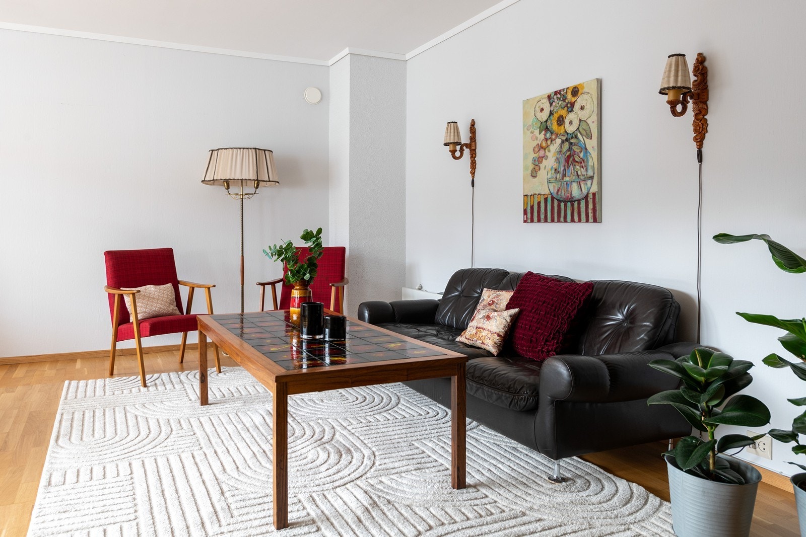 Enkelt innredet stue med god plass Galleribilde