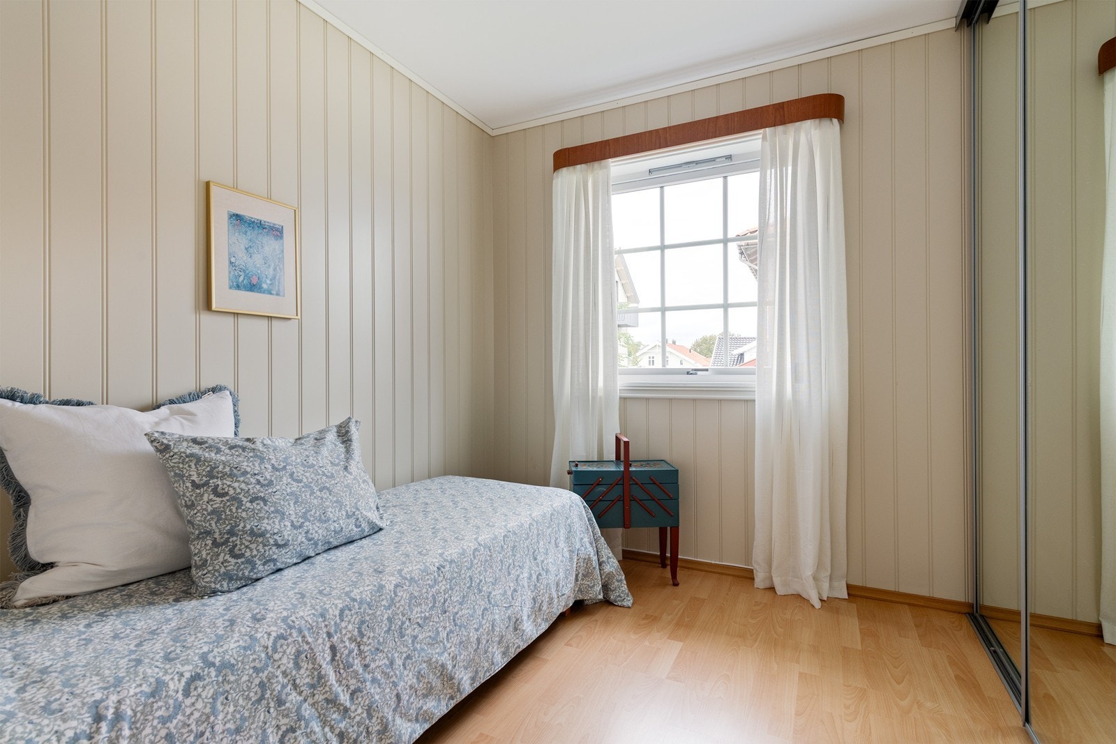 Soverom 2 er ikke så stort men er et godt barnerom Galleribilde