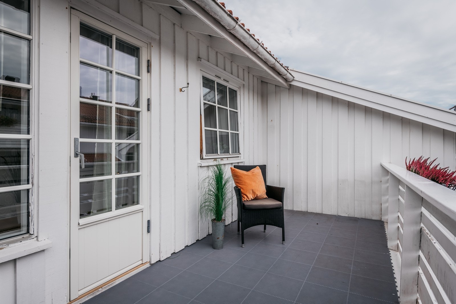 På verandaen har du plass til sittegrupper på begge sider dersom du ønsker å utnytte plassen Galleribilde