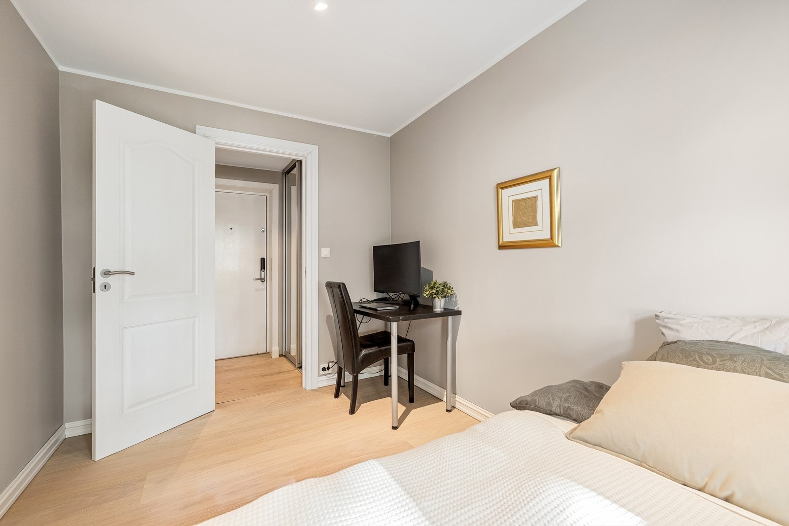 Rommet har plass til seng, skrivepult og skap/kommode. Galleribilde