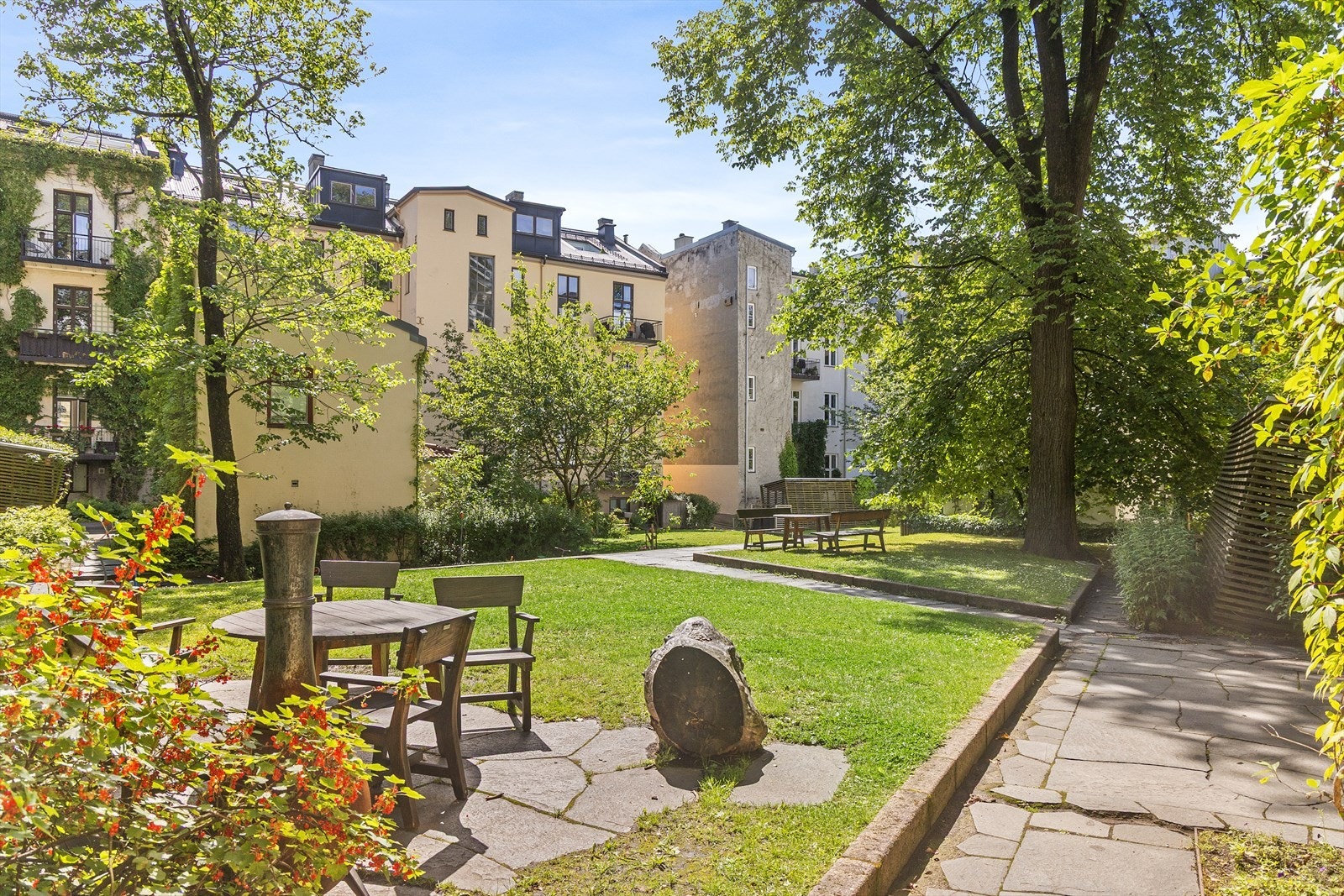 Dette er en unik bakgård, mer som en frodig park. Utallige sittegrupper, rikt beplantet med store grønne trær og busker som bidrar til å gjøre denne bakgården til en grønn lunge midt i sentrum. Galleribilde