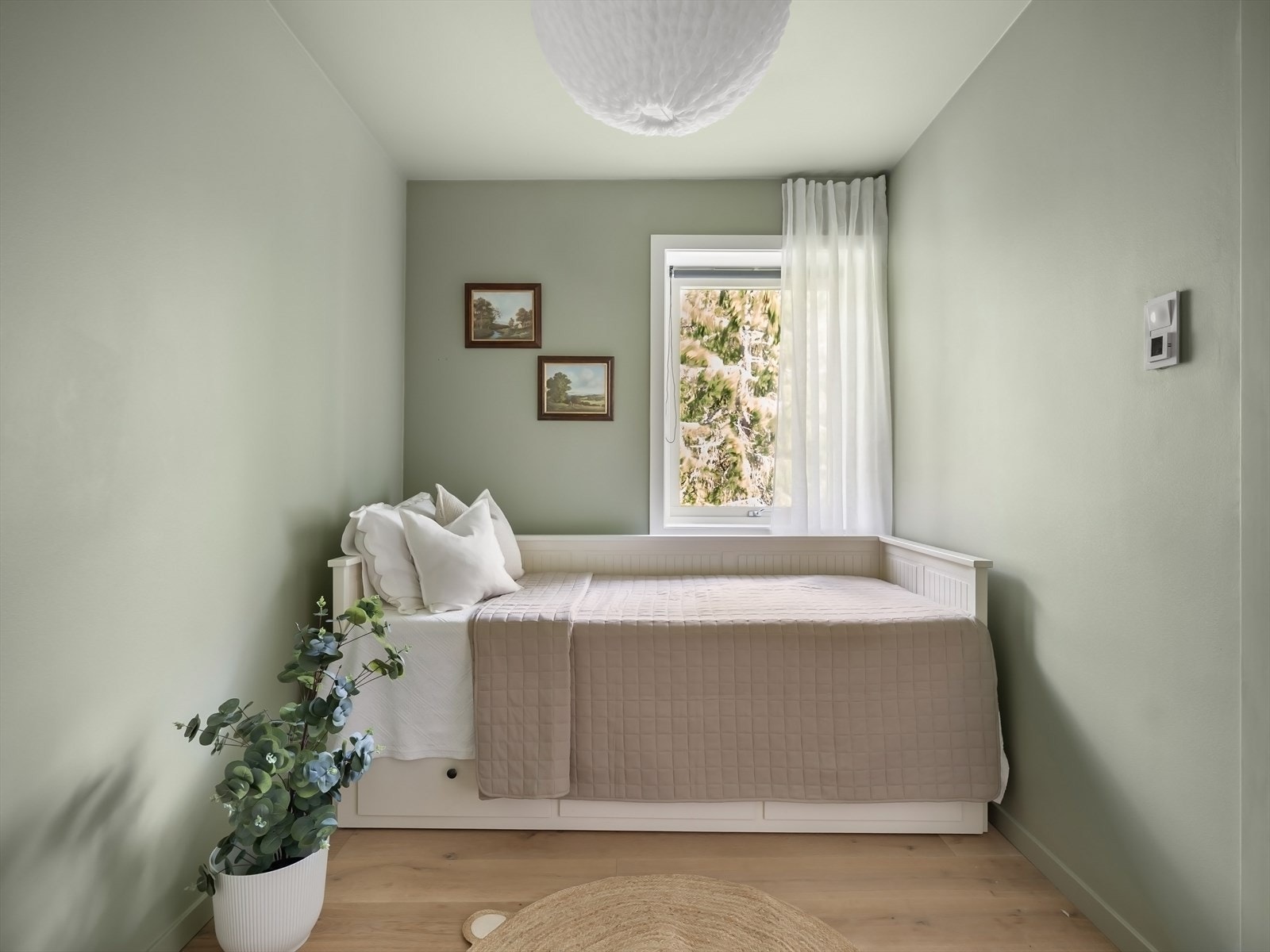 Soverom 2 med plass til dobbeltseng og garderobe. Galleribilde