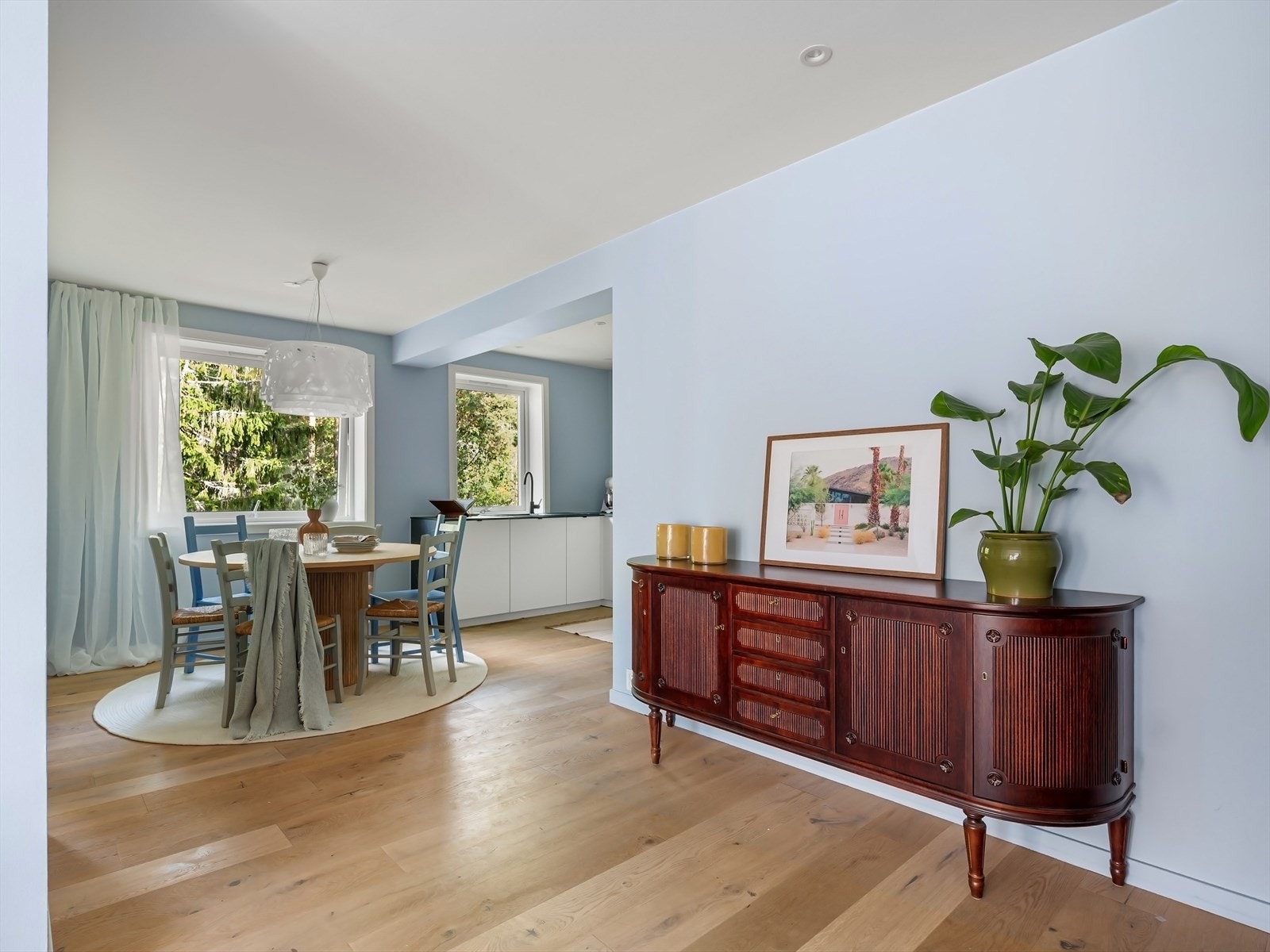 Spisestue har god plass til å dekke opp med langbord om ønskelig. Galleribilde