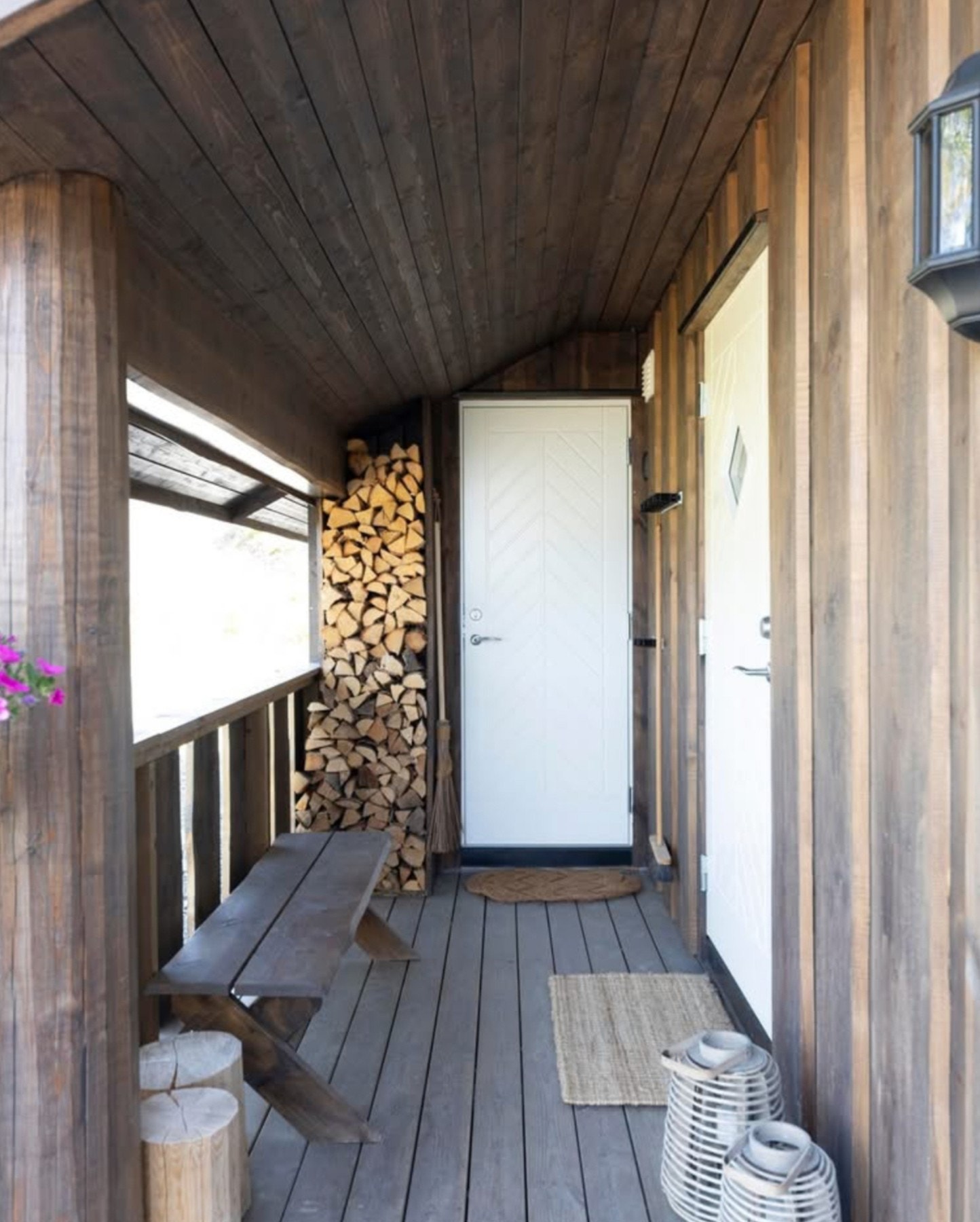 Mjuken har et praktisk overbygd inngangsparti med utvendig bod for lagring. Galleribilde