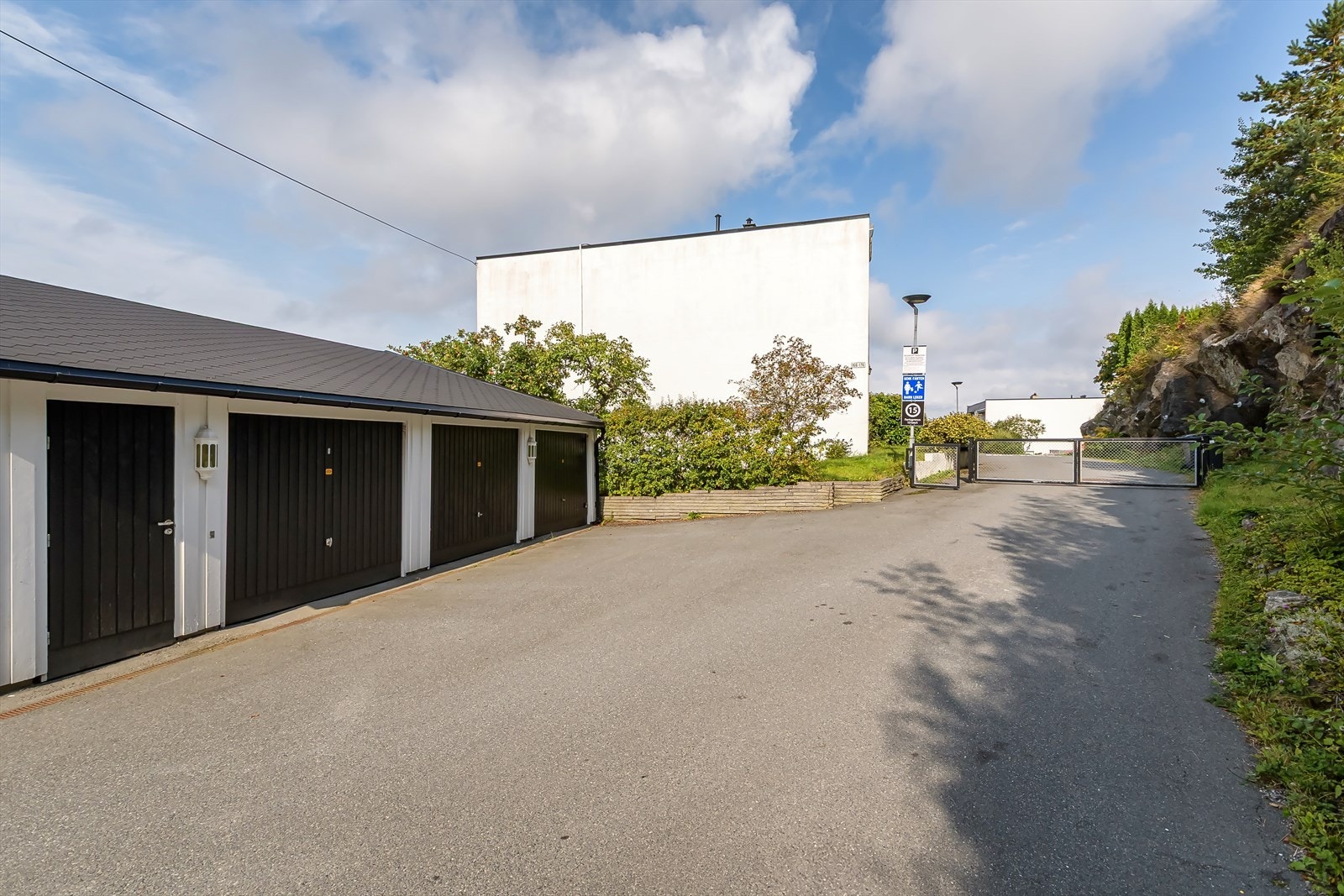 Det medfølger en garasje på enden av husrekken Galleribilde