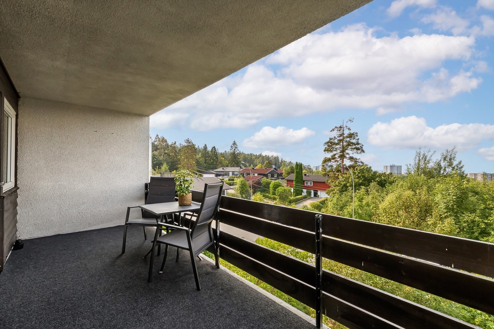Fra soverommet er det utgang til en sydvestvendt balkong på ca. 12 m². Gulvet er dekket med teppe. Galleribilde