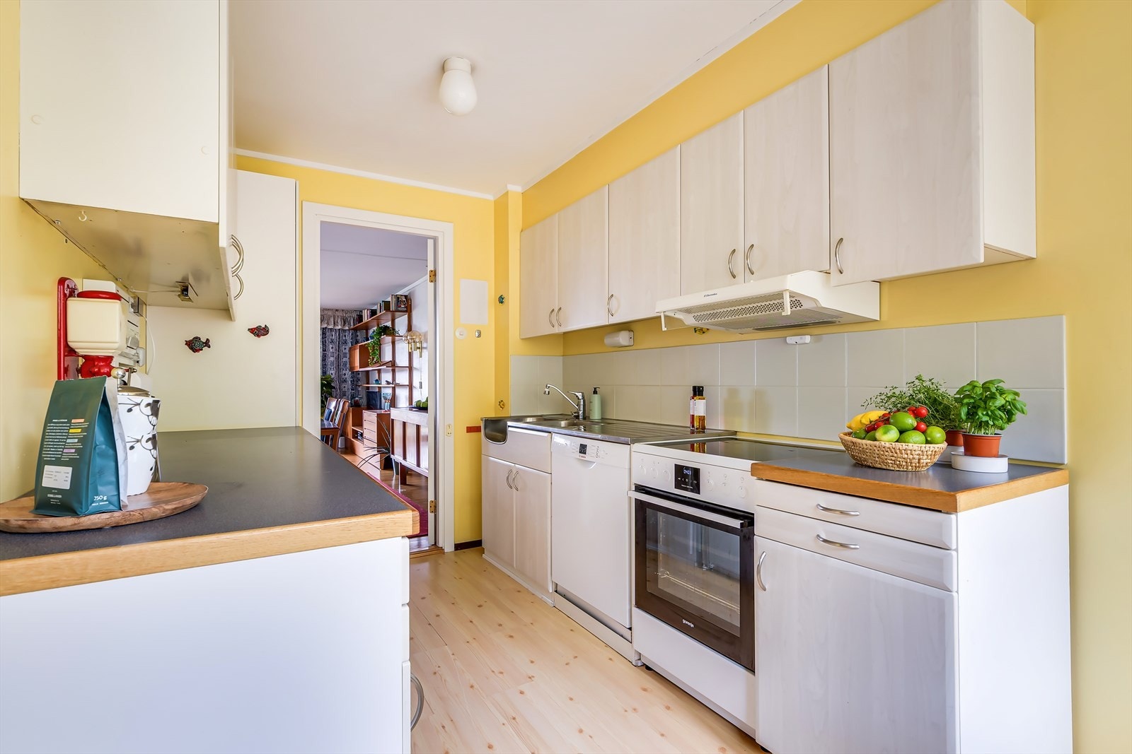 Innredningen består av hvite fronter, fliser på bakvegg og laminert benkeplate. Galleribilde