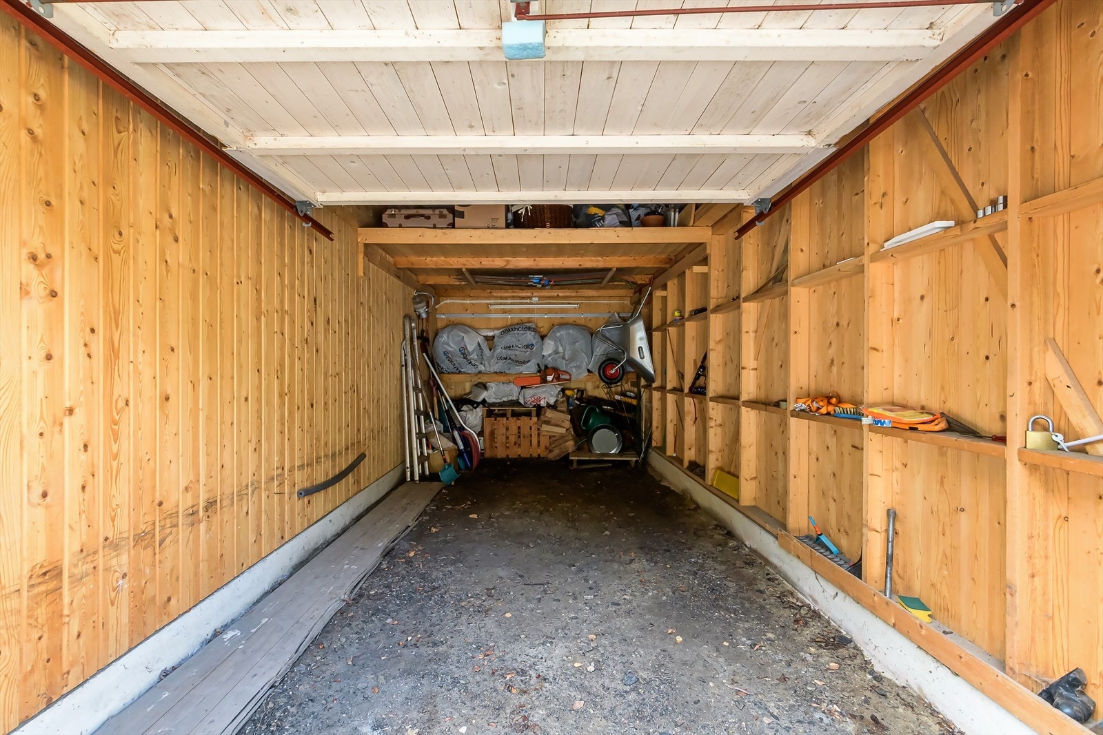 Garasjeplassen er på 16 kvm. Det er etablert fellesanlegg for elbillading i garasjene Galleribilde
