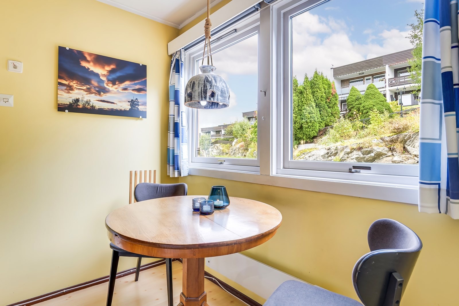 Det er plass til et hyggelig frokostbord ved vinduet. Galleribilde