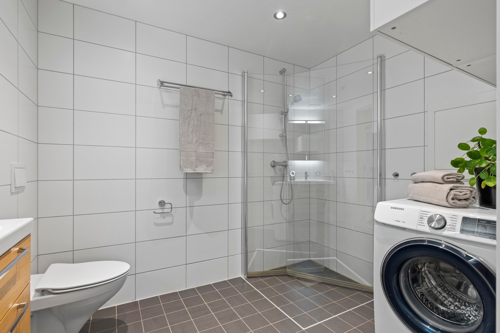 Stort og delikat bad med innredning fra Svedberg. Dusj med plassbesparende dusjvegger i herdet glass og vegghengt toalett fra Porsgrund. Galleribilde