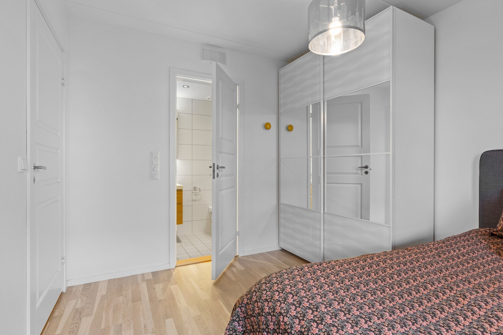 Hovedsoverommet har én suite løsning (eget baderom). Galleribilde